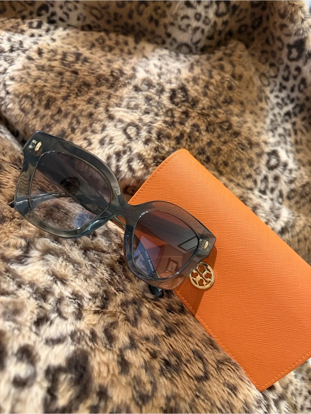 TORY BURCH  Sunglasses in transparent  charcoal with Orange Case